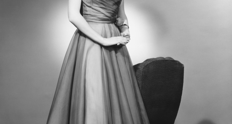 Los hombros descubiertos y las faldas largas son típicas de los vestidos de noche de los años 50.