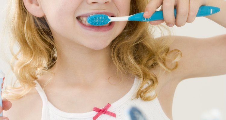 Los niños deben cepillar sus dientes al menos dos veces al día.