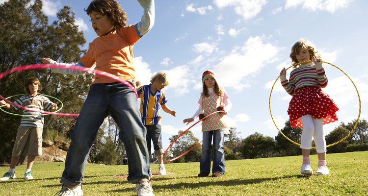 El juego en exteriores puede mantener a los niños felizmente ocupados.