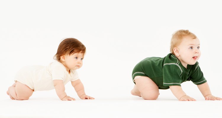 Un bebé que puede levantarse sobre sus rodillas puede aprender a sentarse con un movimiento diferente.