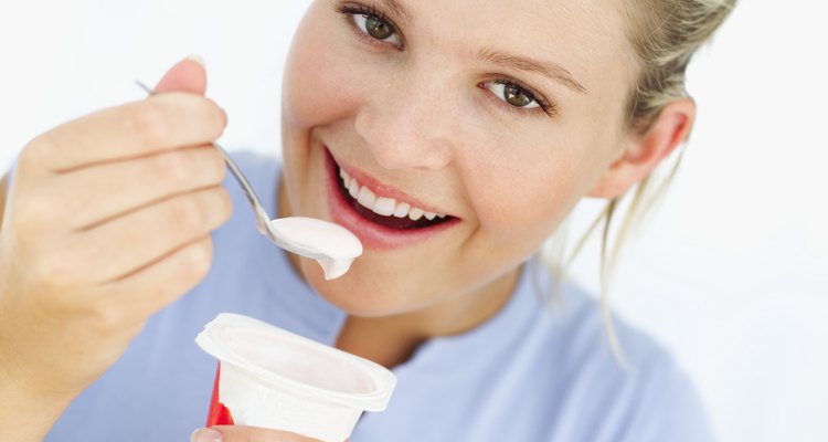 El yogur es una de los alimentos más populares que contiene lactobacillus acidophilus.