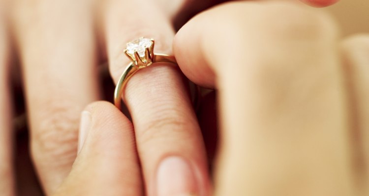 Mujer poniéndose un anillo de oro.