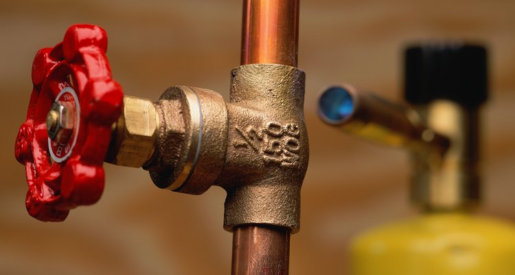 Sella un tubo de cobre con fugas antes de que cause daños por agua a tu casa o edificio.