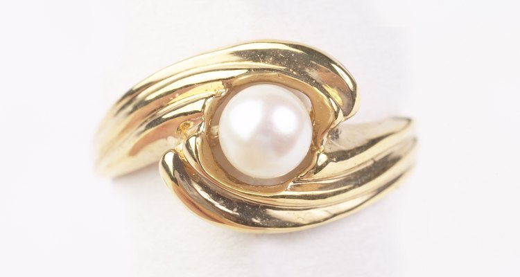 Los anillos vienen en una variedad de metales y diseños.