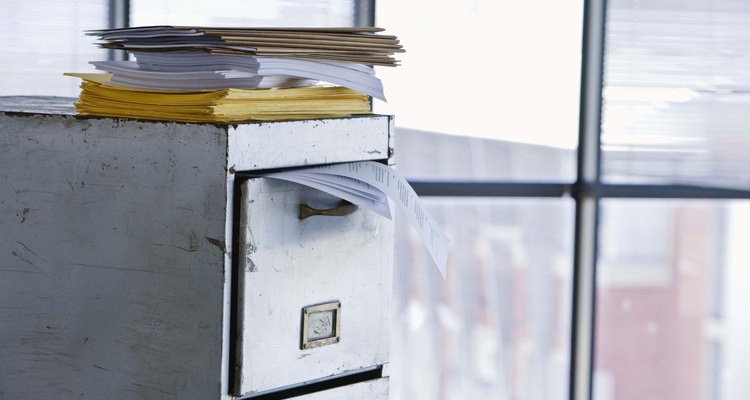 Un armario de archivado es el equipamiento típico utilizado para almacenar documentos en papel.