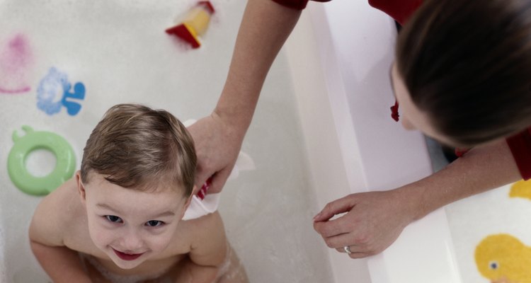 Los padres pueden hacer del baño un momento divertido con juguetes y juegos.