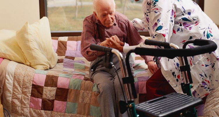 Los CNA ayudan a los pacientes a moverse de las camas a las sillas y a caminar.