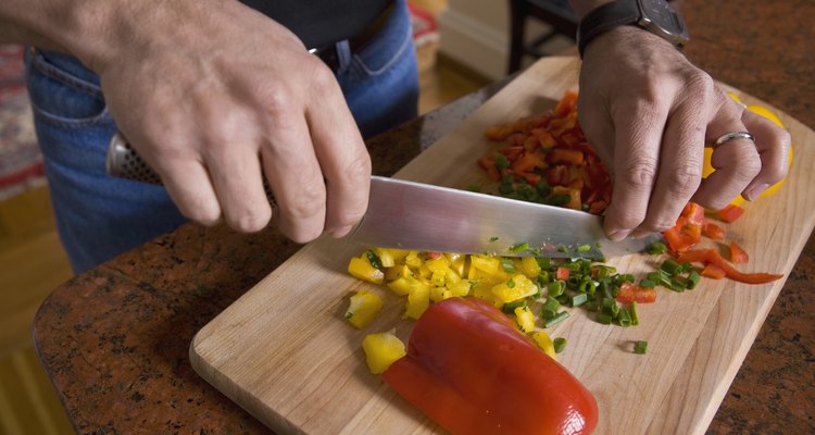 Dale sabor a una comida sin sabor con pimientos de colores y cebollas.