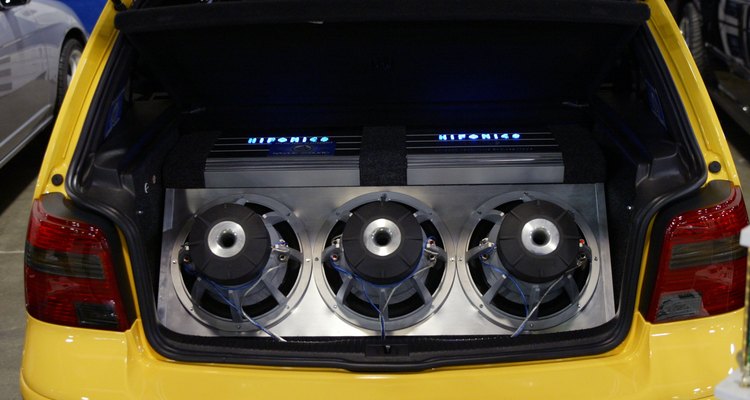 Sistemas de alto-falante conectam ao som do carro e da casa de diferentes maneiras