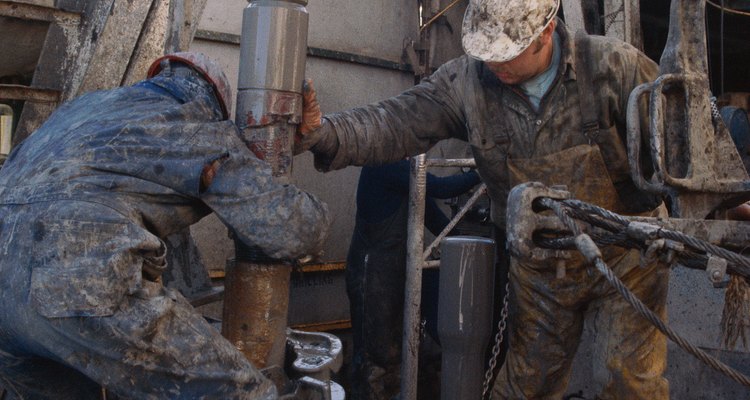 Los operadores de perforadoras rotatorias están entre los trabajadores petroleros con mayor ingreso.