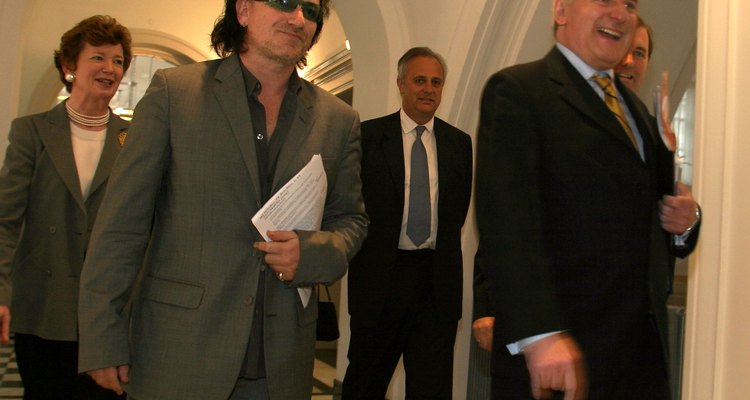 El artista Bono es un activista que defiende a los derechos humanos.