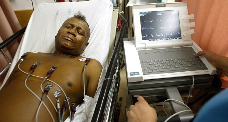 Homem realizando um exame de ECG