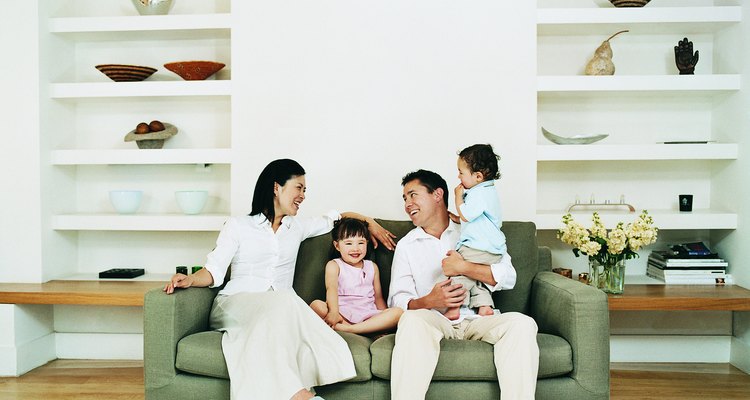 Familia sentada en un sofá.