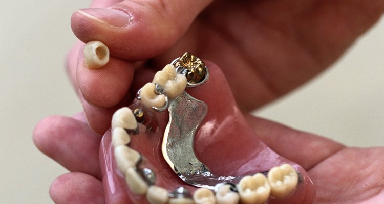 Ve a tu dentista tan pronto como sea posible si rompiste tu trabajo dental.