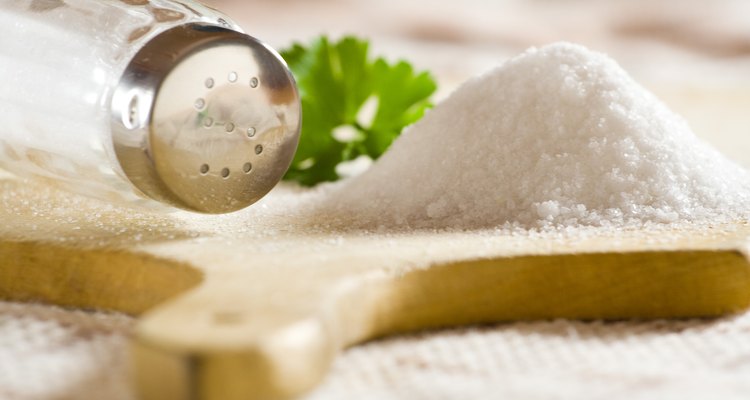 A água dissolve o sal de cozinha, que é um composto iônico