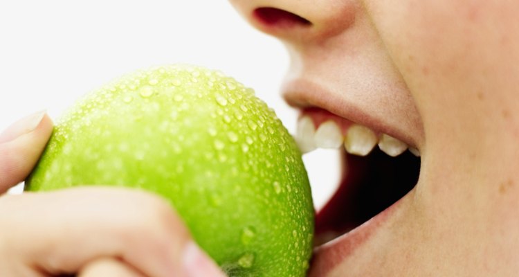 Comer bocadillos bajos en calorías como frutas puede ayudar a los adolescentes a manejar mejor su peso.