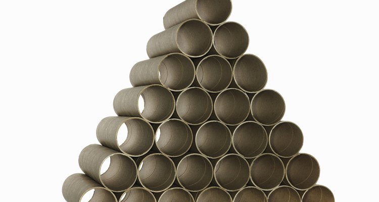 Recicla tubos de toallas de papel y conviértelos en objetos para hacer ruido para Año Nuevo.