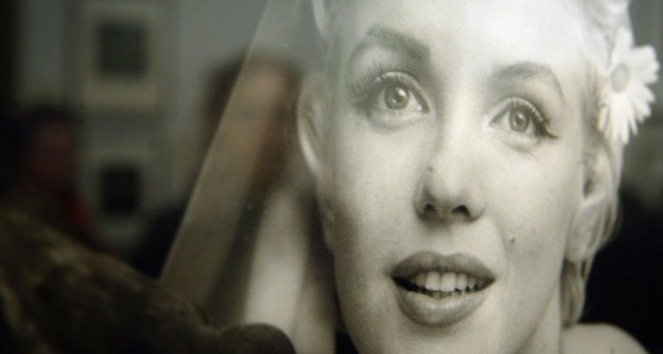 Marilyn's eyebrows were angled and of medium thickness.