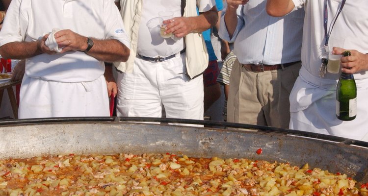 Para alimentar a una multitud con una paella, necesitarás un gran paellero y una buena fuente de calor.