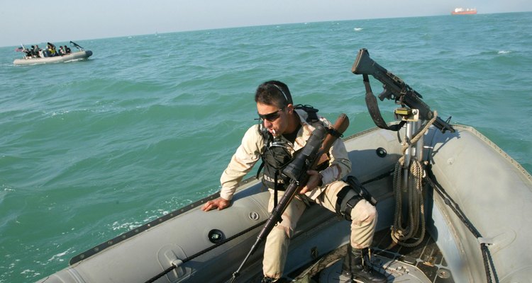 Un marine sosteniendo un rifle M14.