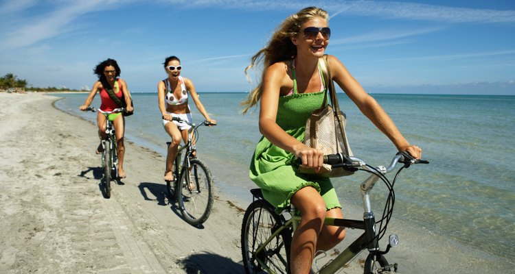 Puedes pasear en bicicleta por la playa.