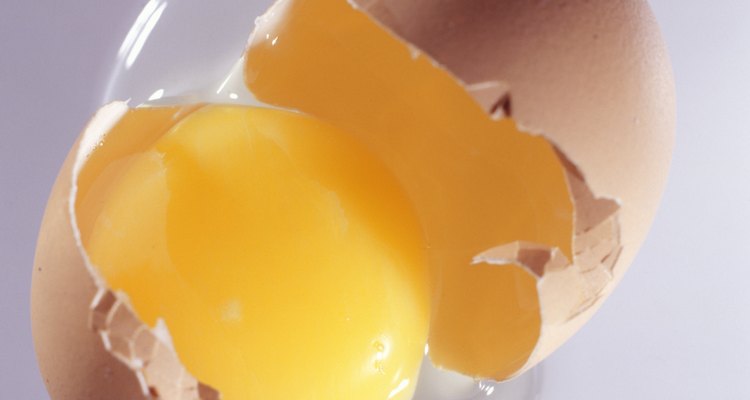 Las yemas de huevo ayudan a mejorar la salud de tu cabello.
