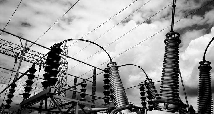 Los hogares reciben electricidad de las líneas eléctricas, que transfieren energía desde las centrales eléctricas.