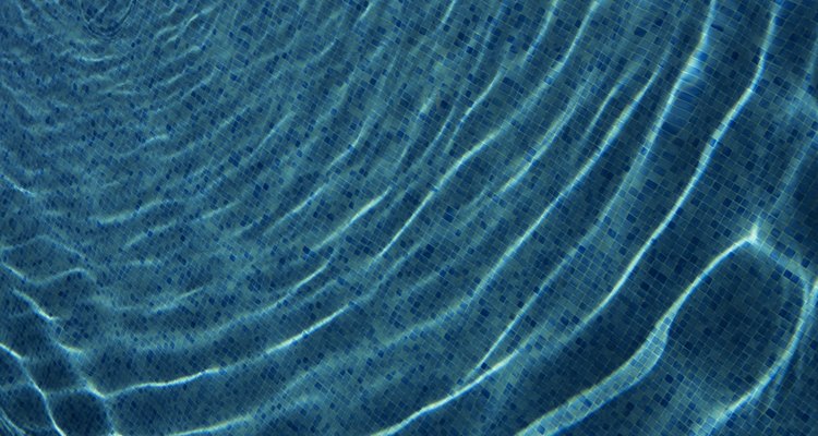 Impide las pérdidas de agua de tu piscina Intex aplicando parches húmedos sobre la zona afectada.