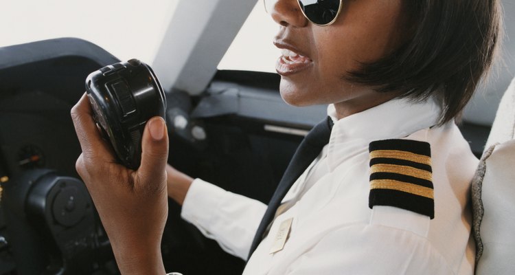 Debes tener al menos 18 años de edad para obtener una licencia de piloto comercial.
