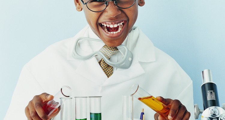 Los experimentos científicos nutren los cinco sentidos, así comola habilidad de resolver problemas, explorar y expandirse en ideas básicas.