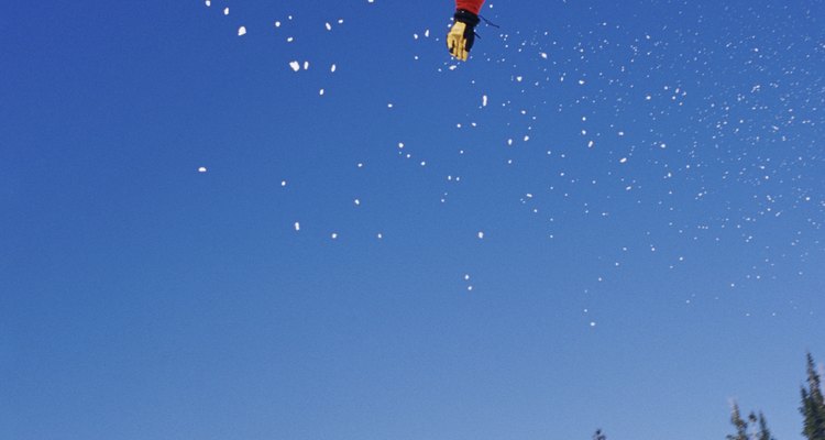 Estilo libre de salto en tabla de nieve (snowboarding).
