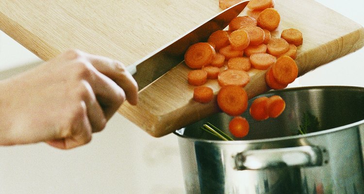 El consumo de aluminio ha sido relacionado con daños en el sistema nervioso central.