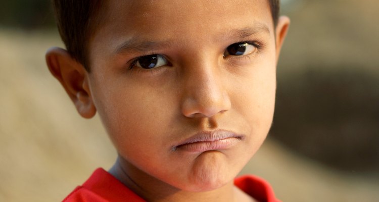 Otros hacen berrinches o se recluyen convirtiéndose en niños ansiosos o depresivos.