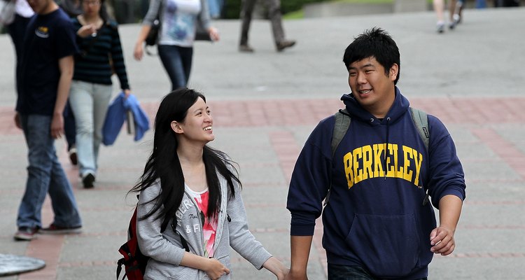 Estudantes no Sproul Plaza, um dos principais pontos de encontro na universidade