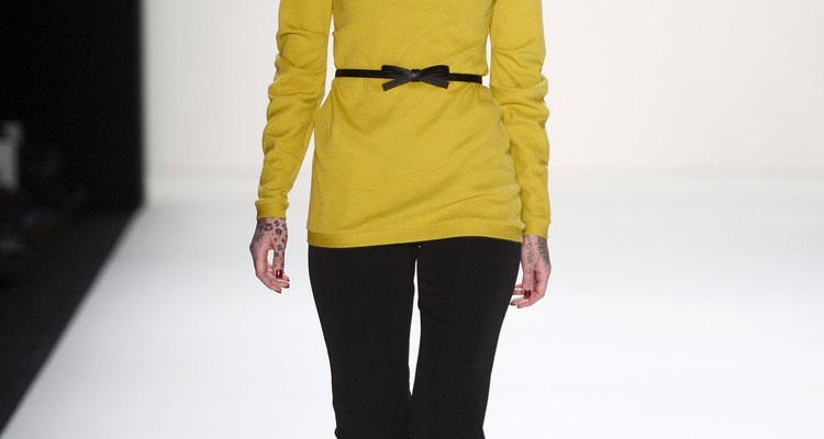 La modelo Lexy Hell viste un suéter amarillo en el Mercedes-Benz Fashion Week Berlin en 2013.