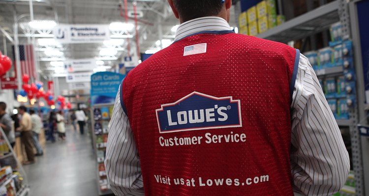 Lowe (lowes.com) es una de las varias ferreterías donde puedes encontrar un ventilador de caja a bajo costo.