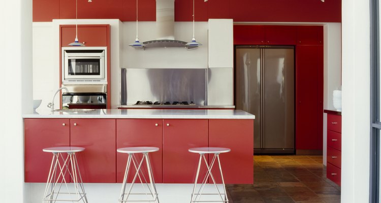 La cocina roja, blanca y plateada se ve futurista.