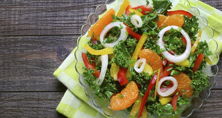 Salad with curly kale, paprika, mandarin and onions