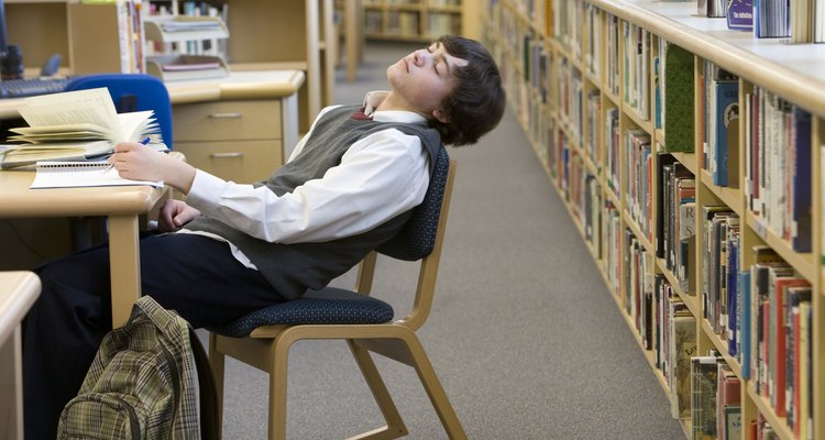 A menudo, los adolescentes se quedan dormidos en la escuela cuando son privados del sueño.