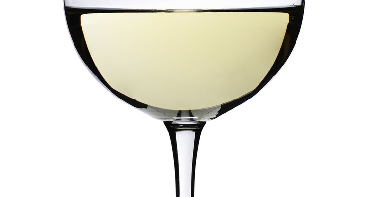 Un vino blanco seco es bueno para usar con una mezcla de vinos blancos.