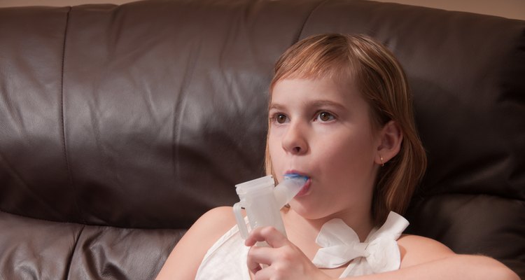 Pequeña respirando con un nebulizador.