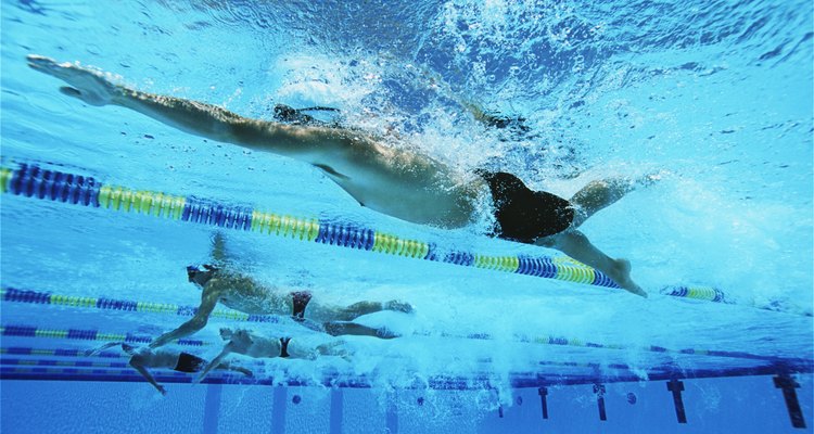 Os gases podem resultar do excesso de ar engolido durante a natação