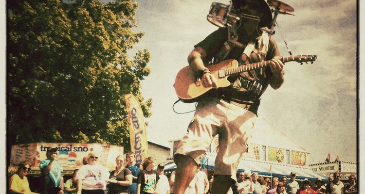 Un hombre orquesta entretiene a los visitantes en la feria del estado de West Virginia.