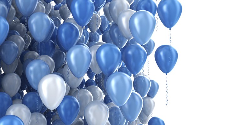 Vista ampliada de un arreglo con globos azules y plateados.