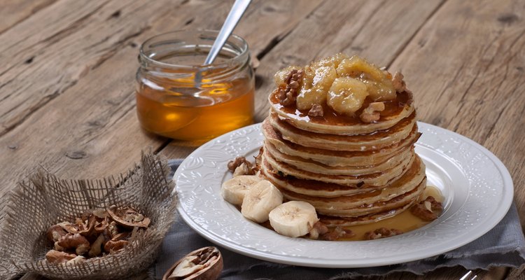 Pancake with caramelized bananas, nuts and honey