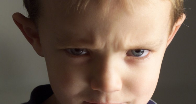 Los celos generados ante la presencia de un hermano menor pueden ser la causa de que un niño pequeño adopte un comportamiento acosador.