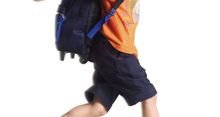 Si el niño camina hasta la escuela, considera adquirir una mochila con material reflectante.