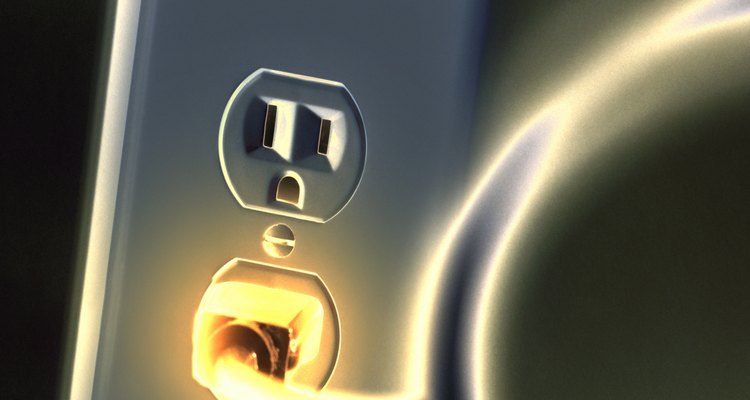Puedes determinar cuál de los cables tiene corriente en un enchufe de dos dientes usando uno de dos métodos.