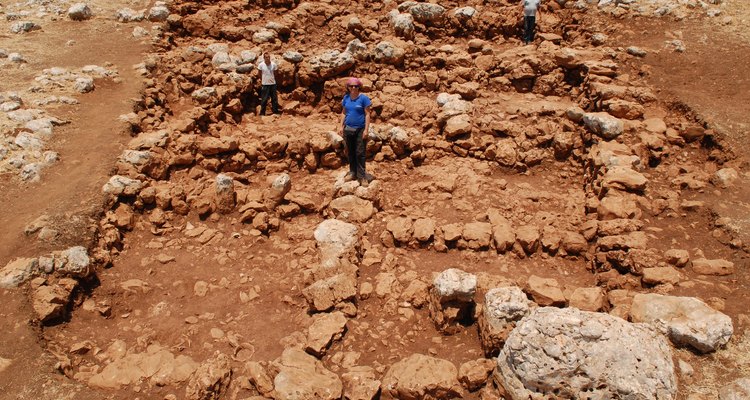 Os arqueólogos contam com muitas ferramentas para escavar sítios no Egito