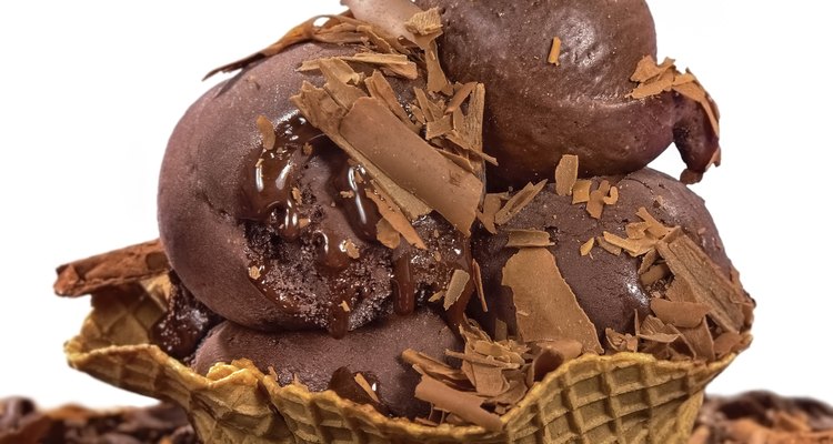 Las brujitas se hacen con helado de vainilla y una barquilla de chocolate.
